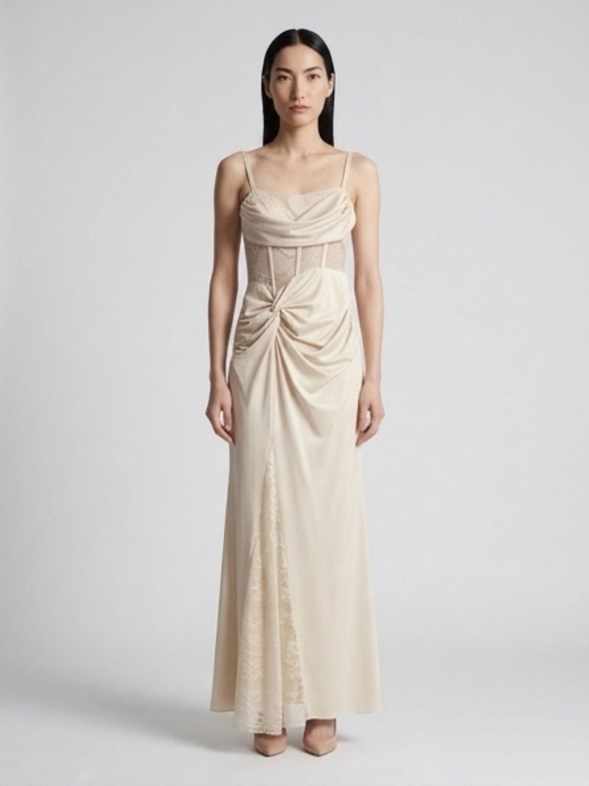 Vestito con pizzo e arricciatura