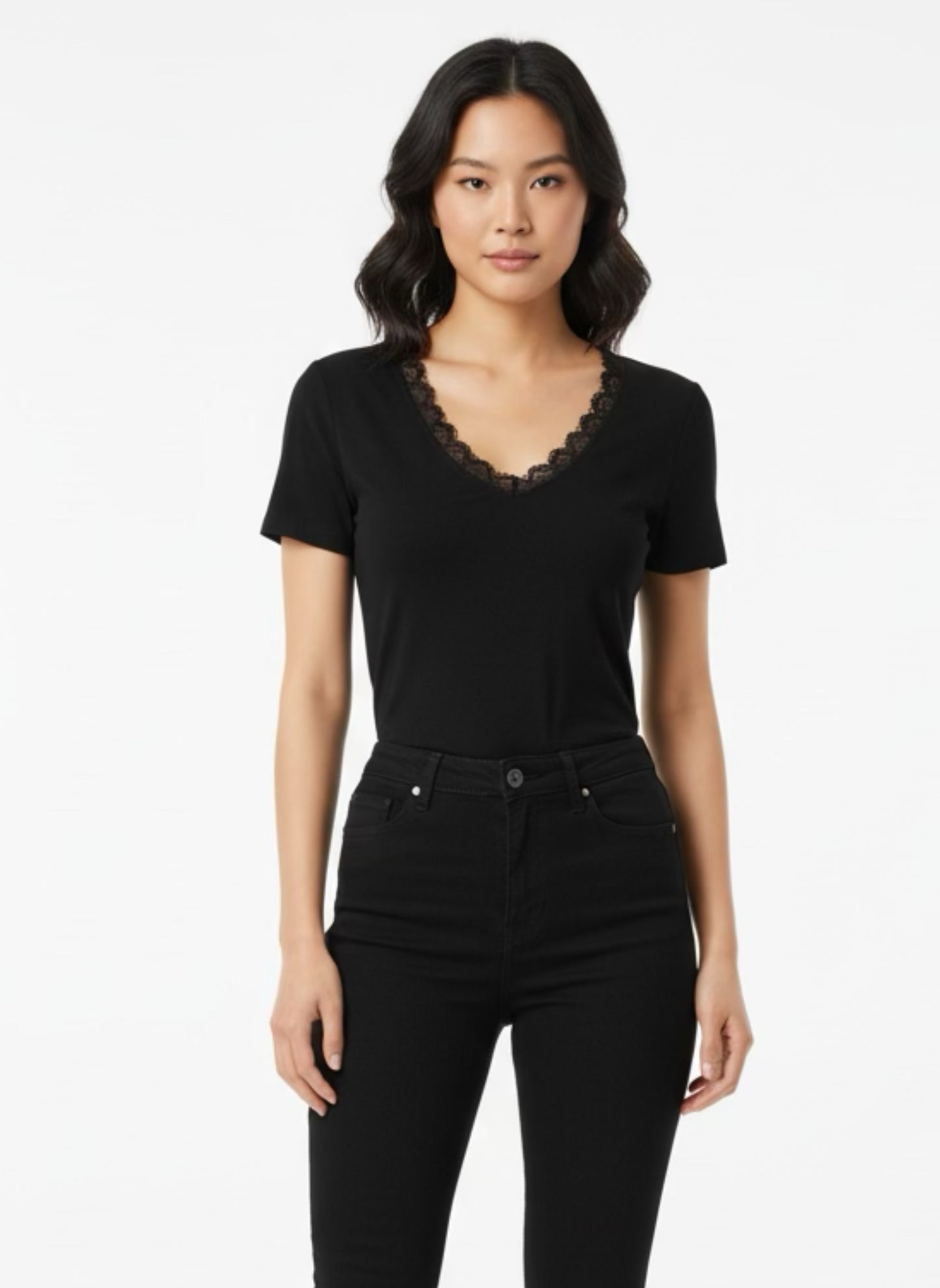 T-shirt con scollo pizzo