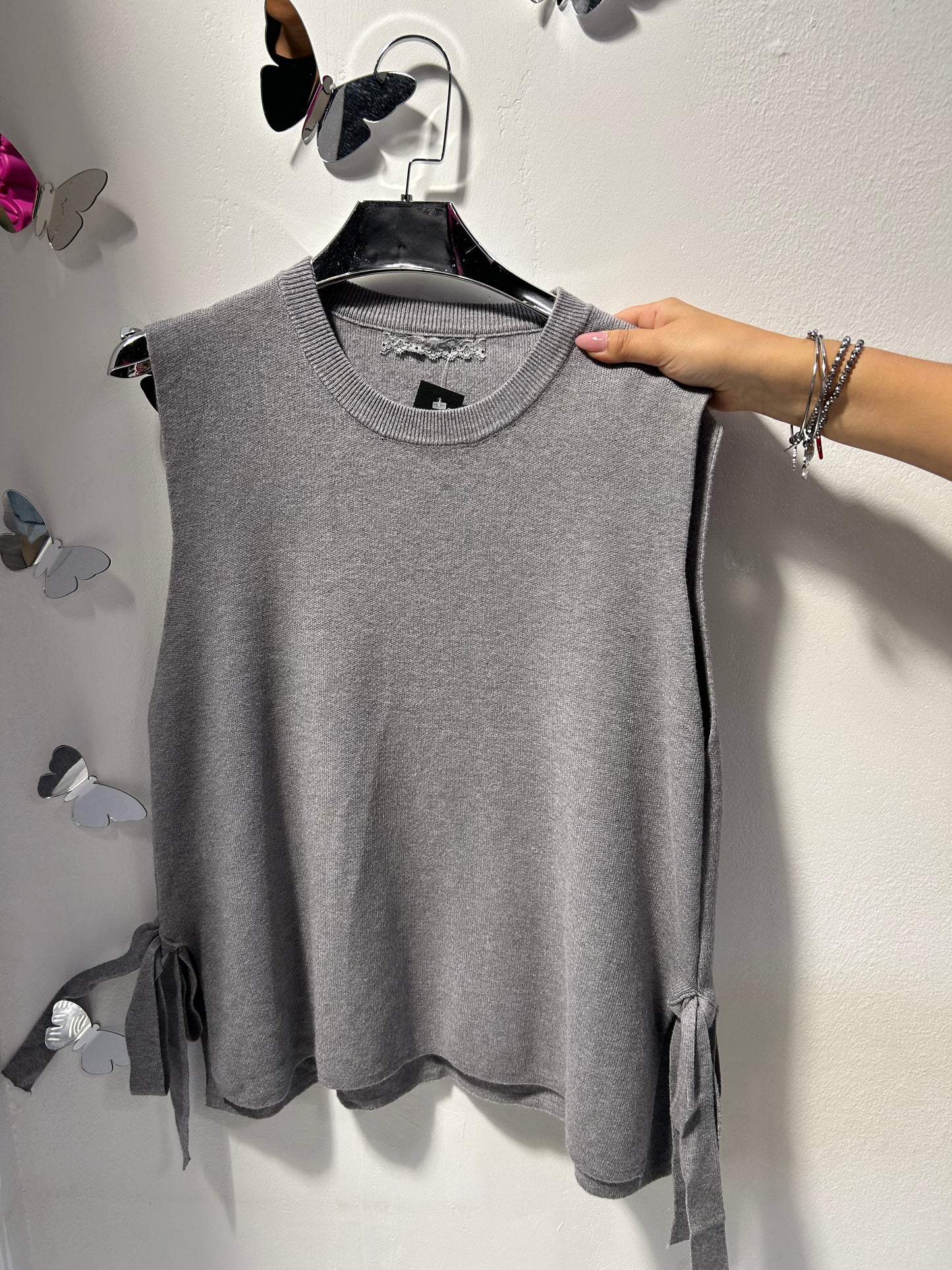 Gilet con fiocchi laterali