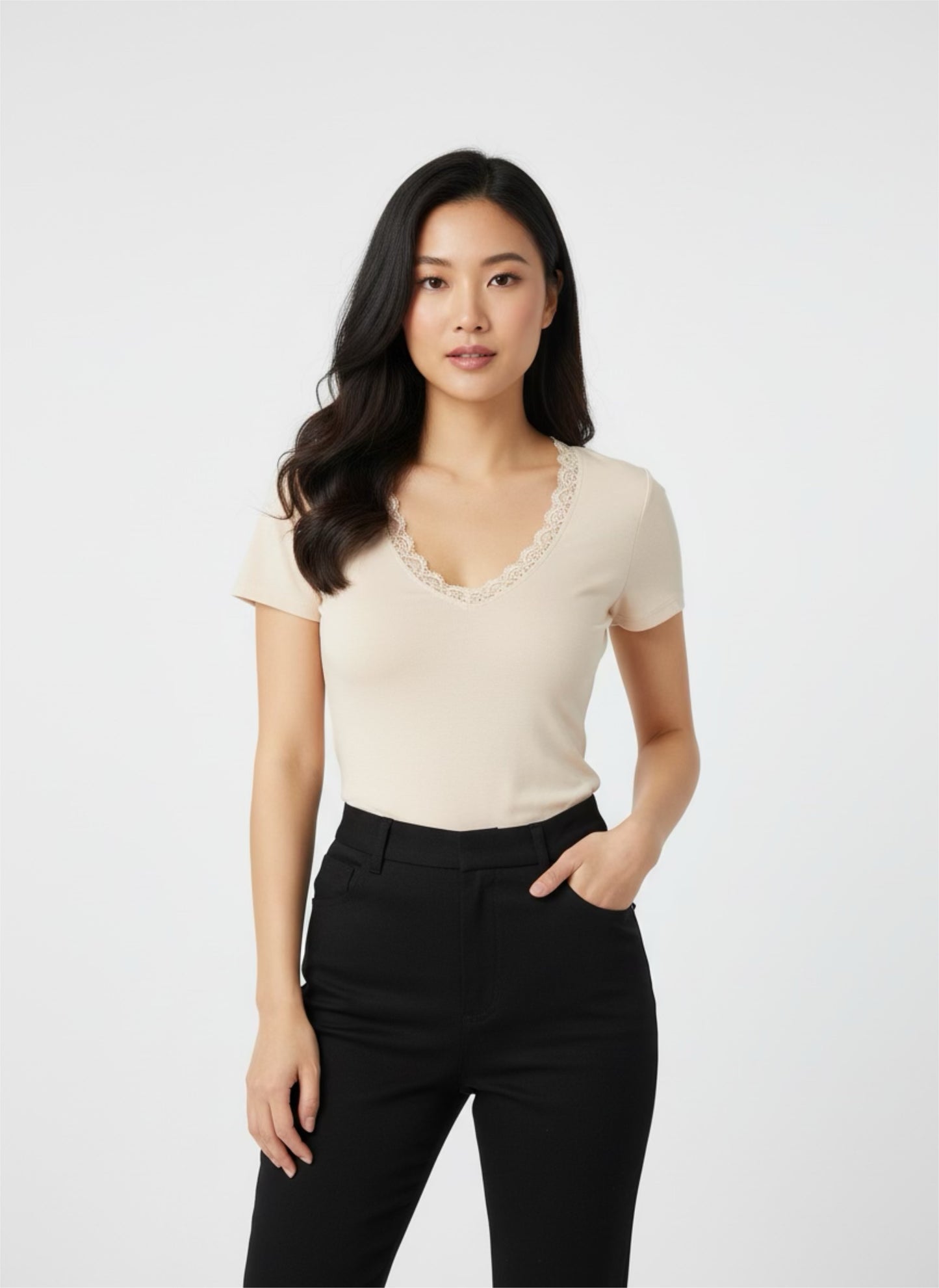 T-shirt con scollo pizzo