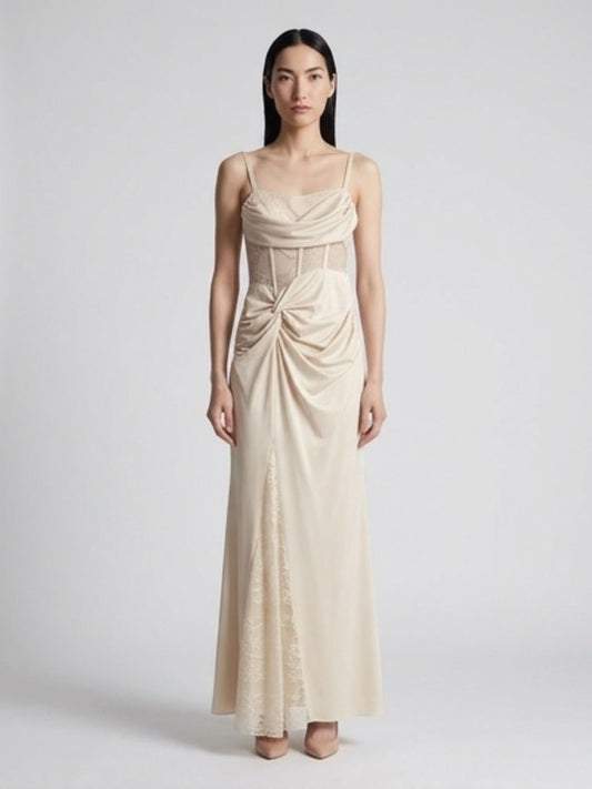 Vestito con pizzo e arricciatura