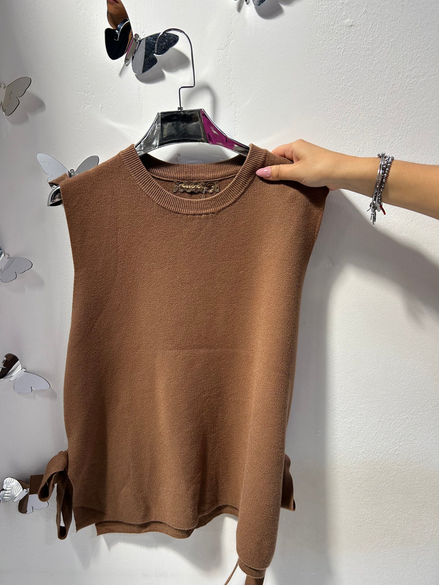 Gilet con fiocchi laterali
